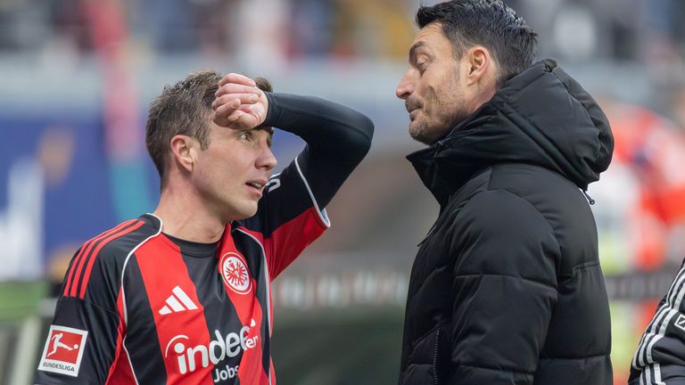 Albert Riera (re.) erklärt die Ausbootung von Mario Götze.