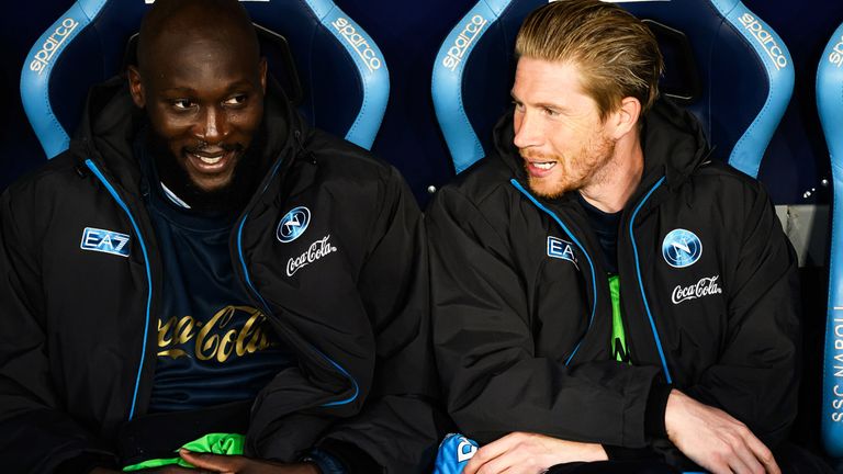 Romelu Lukaku (l.) droht bei der SSC Neapel eine Suspendierung.