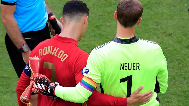 Felix Magath schwärmt von Manuel Neuer (re.) und vergleicht ihn mit CR7 und Lionel Messi.