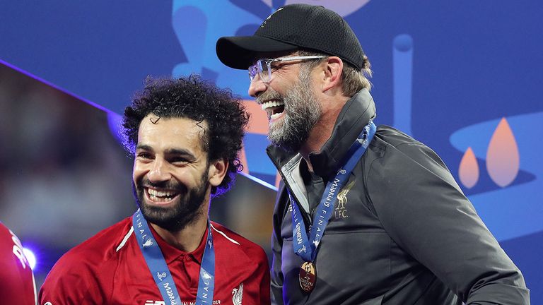Jürgen Klopp (r.) und Mohamed Salah feiern in 2019 den Champions-League-Triumph des FC Liverpool.
