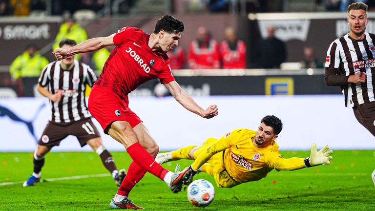 Freiburg schlägt St. Pauli dank eines Doppelpacks von Igor Matanovic (l.).