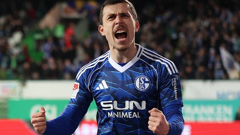 Der FC Schalke um Ron Schallenberg (Foto) führt nach dem 24. Spieltag die Tabelle in der 2. Bundesliga an. 