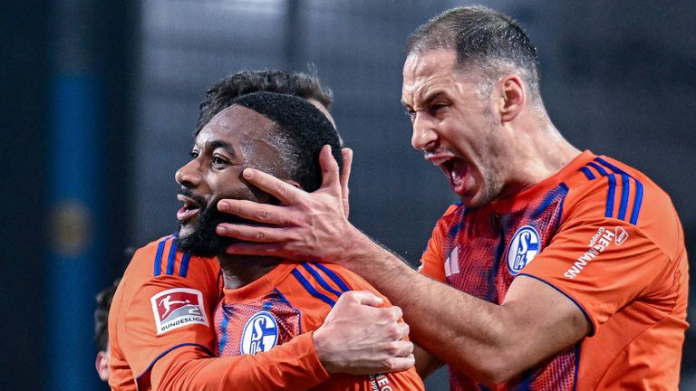 Der FC Schalke 04 verteidigt die Tabellenführung in der 2. Bundesliga durch ein Remis bei Darmstadt 98. 