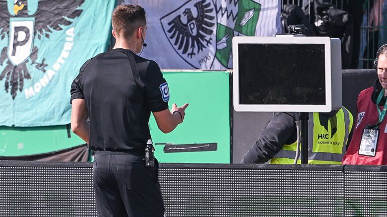 In Münster bleibt der Bildschirm schwarz! Schiedsrichter Felix Bickel kann ein Foulspiel nicht überprüfen.