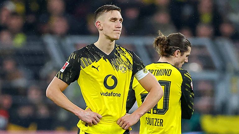 Nico Schlotterbeck (l.) hat mit dem BVB am Samstag den Klassiker gegen die Bayern verloren.