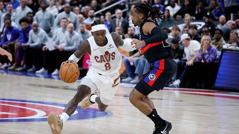 Dennis Schröder (l.) zieht gegen Detroits Daniss Jenkins zum Korb.