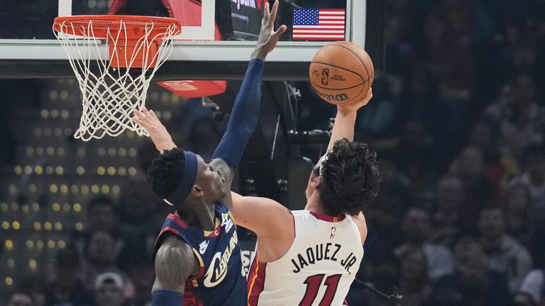 Dennis Schröder feiert einen wichtigen Sieg.