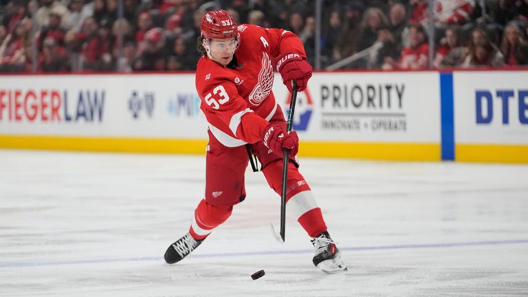 Moritz Seider fuhr mit den Detroit Red Wings einen wichtigen Sieg im Kampf um die Playoffs ein.