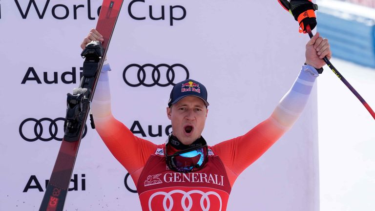 Marco Odermatt krönt sich bereits in Courchevel sowohl zum Sieger der Abfahrtswertung als auch zum fünffachen Gesamtweltcupsieger in Folge.