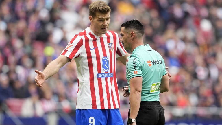 Alexander Sörloth bekam für seine Reaktion auf den Vorfall die gelbe Karte.