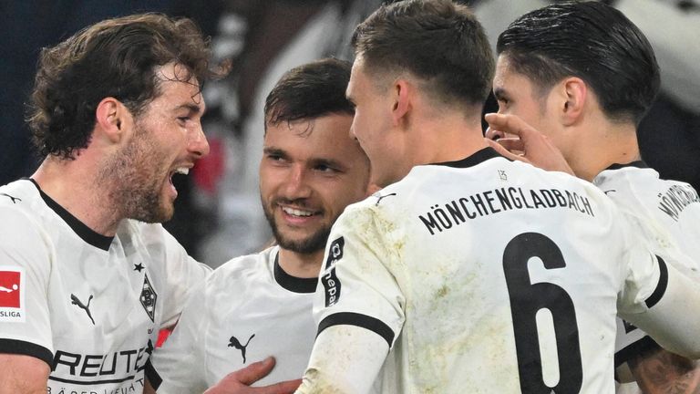 Kevin Stöger (2. v.l.) ebnet mit seinem Traumtor den Weg für Borussia Mönchengladbach.  