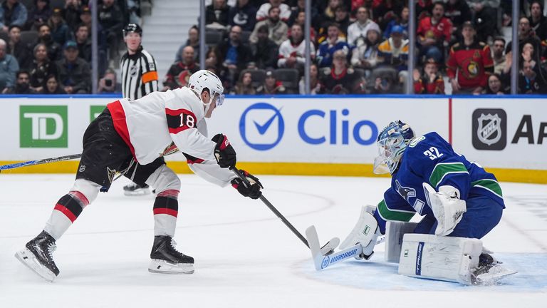 Tim Stützle im Zweikampf mit Canucks-Torwart Kevin Lankinen.