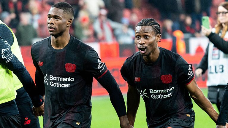 Nathan Tella bleibt Bayer 04 Leverkusen erhalten.