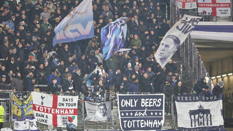 Anhänger der Spurs im Waldstadion der SGE.