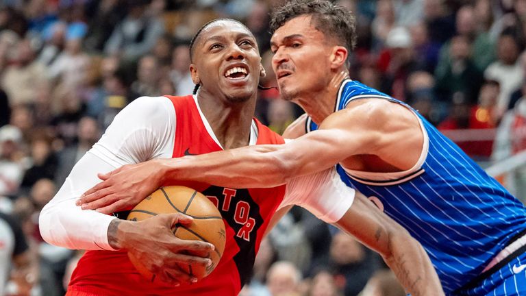 Orlandos Tristan da Silva (r.) kann Raptors-Star J.R. Barrett nur durch ein Foul stoppen.
