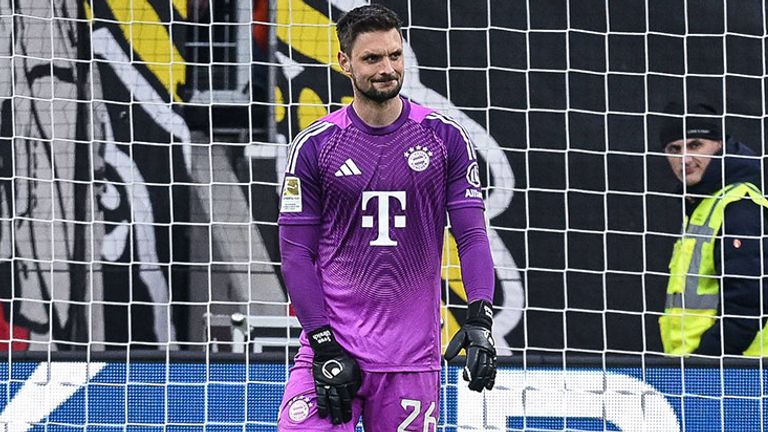 Bayern-Torwart Sven Ulreich fasst sich in Leverkusen mit schmerzverzerrtem Gesicht an die Adduktoren.