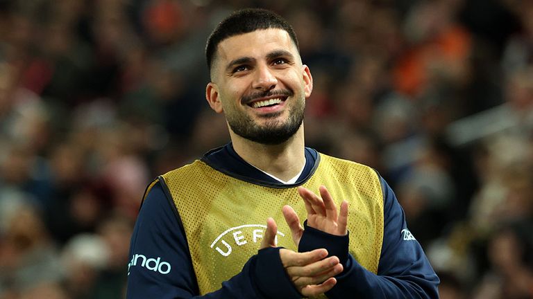 DFB-Stürmer Deniz Undav bedankt sich bei den Fans, die seinen Namen skandieren.