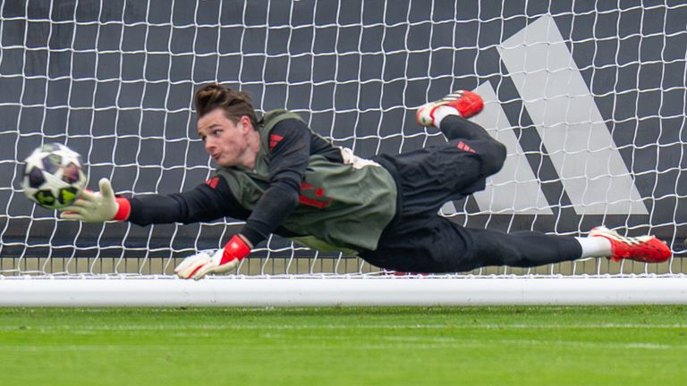 Jonas Urbig soll gegen Atalanta spielen können.