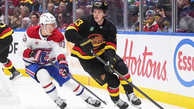 Lukas Reichel (r.) geht von Vancouver zu den Boston Bruins.