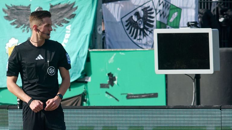 Bickel blickt auf einen schwarzen VAR-Monitor.