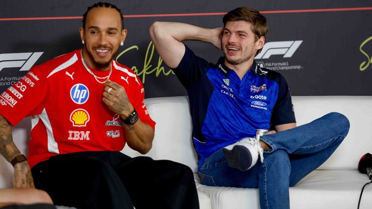 Lewis Hamilton und Max Verstappen (r.) haben auch in der Saison 2026 harte Konkurrenz im Kampf um den F1-Titel.