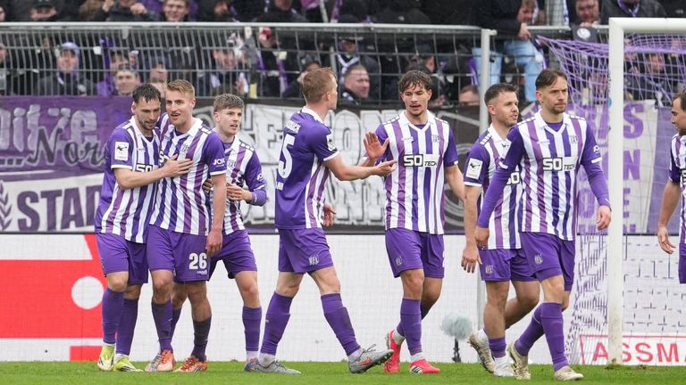 Die Mannschaft feiert nach einem Tor.