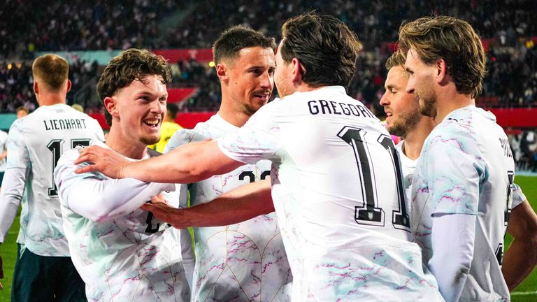 Paul Wanner (l.) jubelt mit Österreich über einen deutlichen Sieg über Ghana.