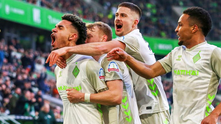 Werder Bremen gewinnt dank eines Treffers von Justin Njimah (l.) im Kellergipfel gegen den VfL Wolfsburg.