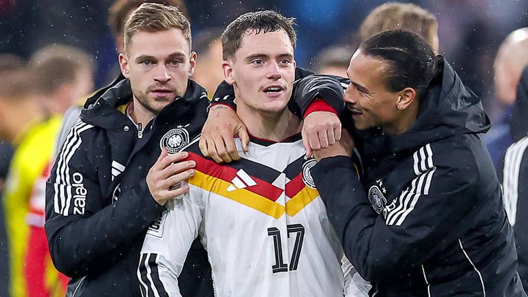 Florian Wirtz (m.) zählt zu den deutschen WM-Hoffnungsträgern.