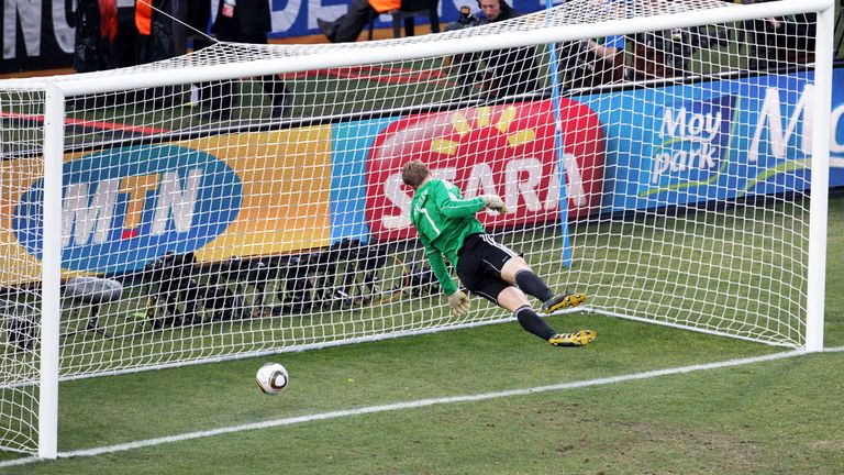 WM 2010: Nicht jeder Ball ist haltbar, zum Glück war dieser Treffer gegen England aber nicht drin.
