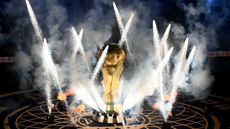 Der aktuelle FIFA-WM-Pokal ist 36,8 cm hoch, wiegt 6,175 Kilogramm und besteht aus 18-karätigem Gold.