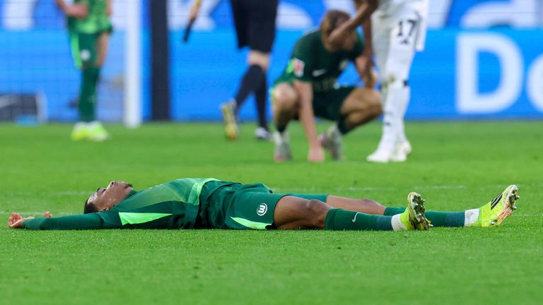Der VfL Wolfsburg verliert gegen den HSV. Der historische erste Abstieg aus der Bundesliga rückt näher.