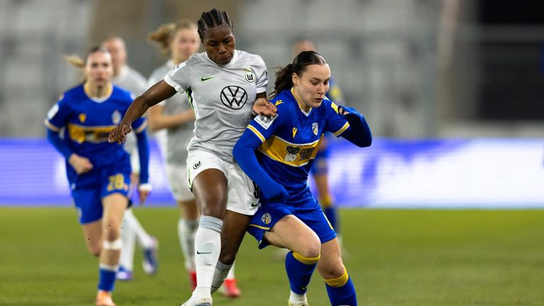 Wolfsburg besiegt FC Carl Zeiss Jena 2:0.