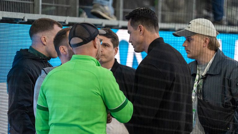 Wolfsburg-Sportdirektor Pirmin Schwegler (M.) und Ex-Torwart und aktuelles Aufsichtsratmitglied Diego Benaglio beschwichtigen die Fans.