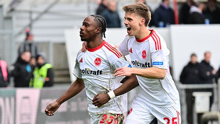 Mohamed Ali Zoma (l.) erzielt das Siegtor für den 1. FC Nürnberg.