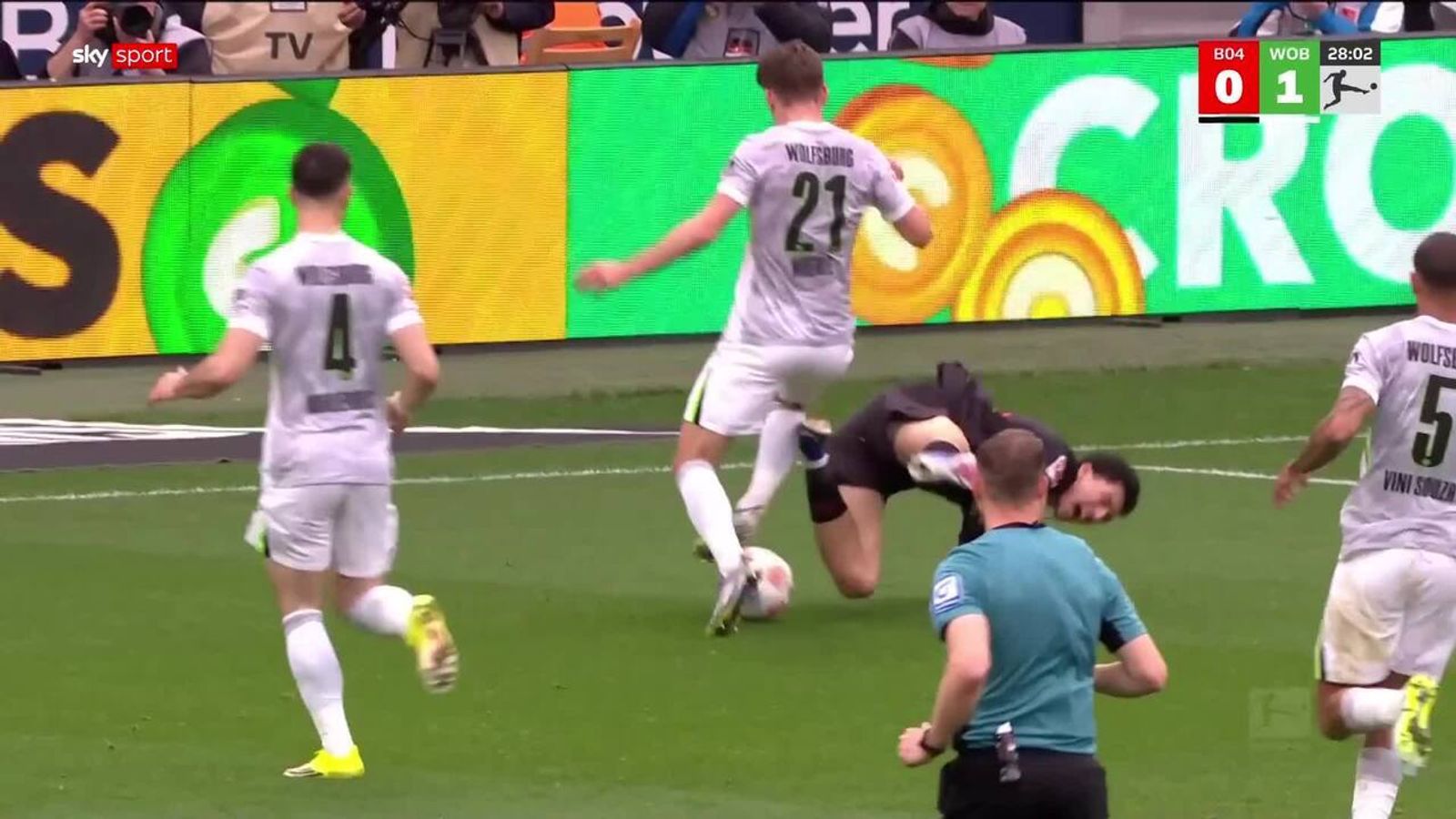 Bitter für Wolfsburg! Fragwürdiger Elfmeter nach Maehle-Rempler