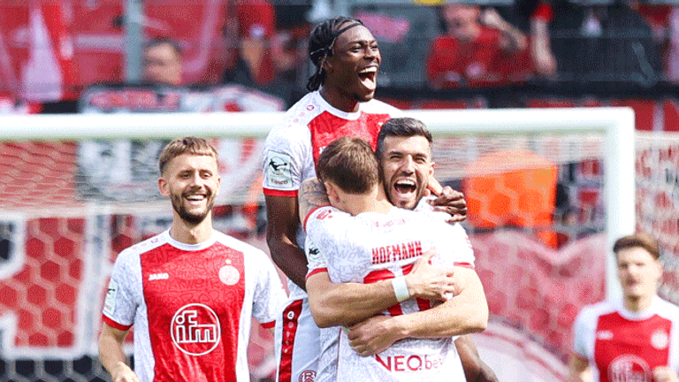 Fußball-Drittligist Rot-Weiss Essen hat seine beeindruckende Erfolgsserie fortgesetzt und mit 4:1 gegen Ingolstadt gewonnen.