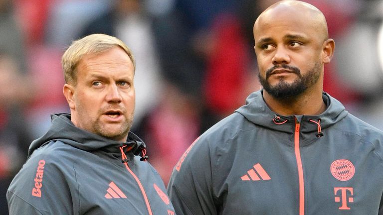 Aaron Danks (l.) vertritt Vincent Kompany in Paris an der Seitenlinie.