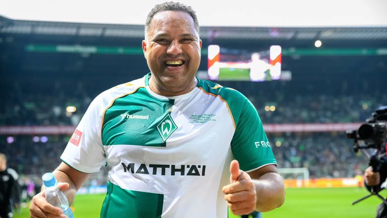 Ailton (hier beim Abschiedsspiel von Diego im Jahr 2025) fiel in seiner Werder-Zeit nicht nur mit zahlreichen Toren auf.