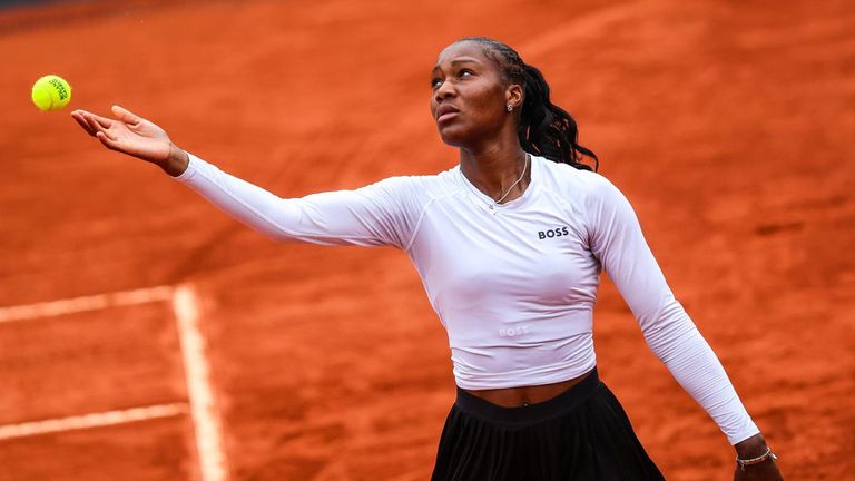 Noma Noha Akugue gewinnt das erste Einzel gegen Matilde Jorge.