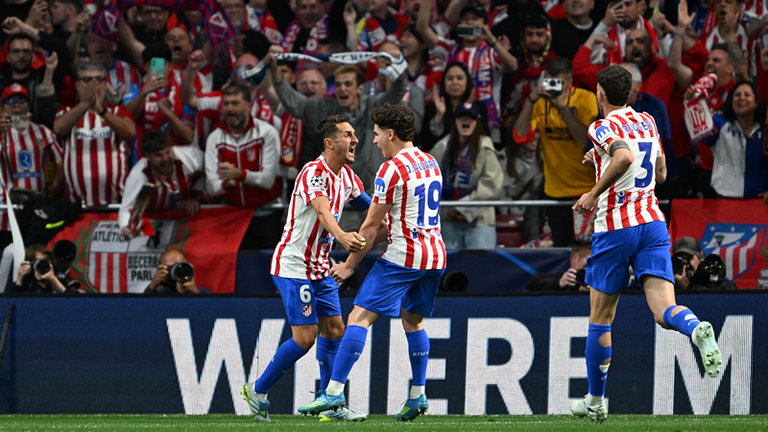 Julian Alvarez (m) beschert Atletico den Ausgleich gegen Arsenal. Am Dienstag, den 5. Mai folgt das Rückspiel in London. 