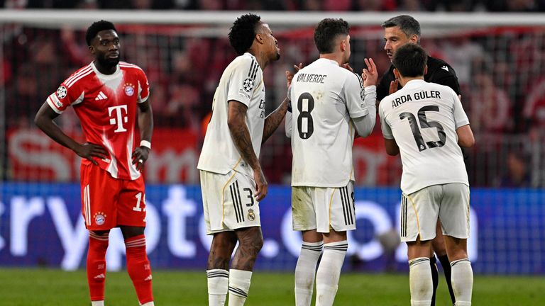 Die Real-Stars um Arda Güler (r.) beschweren sich bei Schiedsrichter Slavko Vincic.