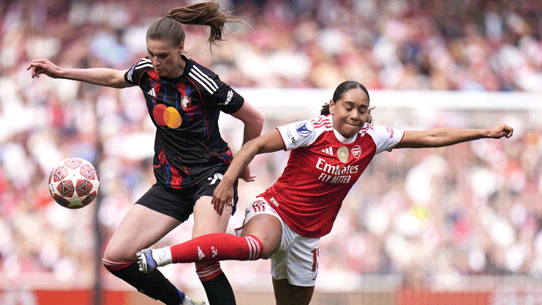 Olivia Smith (rechts) und Jule Brand im Zweikampf während des Champions-League-Halbfinals zwischen Arsenal und Lyon