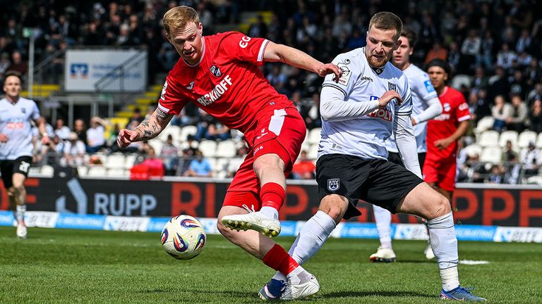 Verl-Angreifer Jonas Arweiler (l.) im Duell mit Ulm-Verteidiger Niko Vukancic.