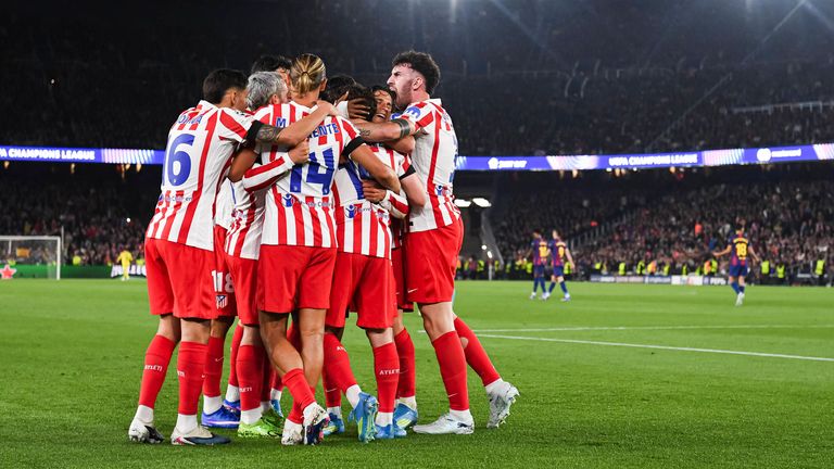 Atletico Madrid bejubelt das Traumtor durch Julian ALvarez.