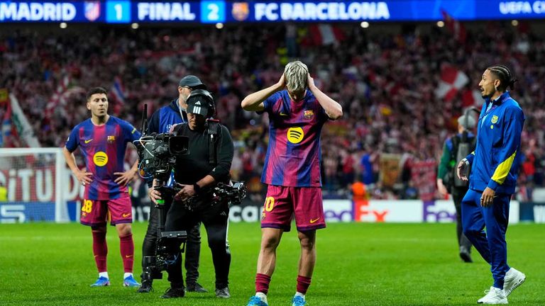 Barca-Star Raphinha (r.) kritisierte die Leistung des Schiedsrichters in Madrid.