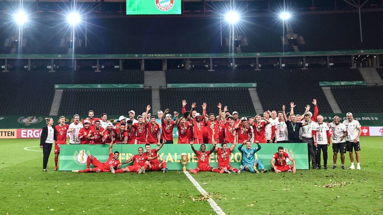 Das Siegerfoto vor leeren Zuschauertribünen im Berliner Olympiastadion.