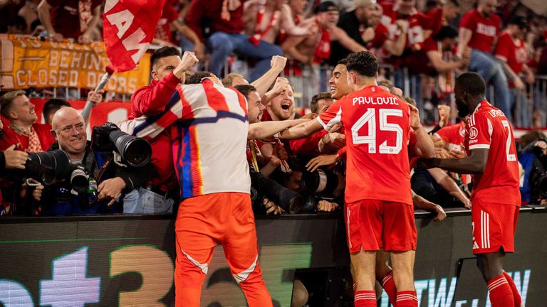 Die Fans des FC Bayern feiern mit den Stars der Münchner.