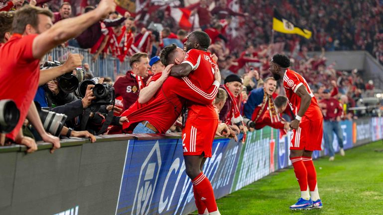 Bayern-Fans stürmten den Innenraum bei Spiel gegen Real Madrid.