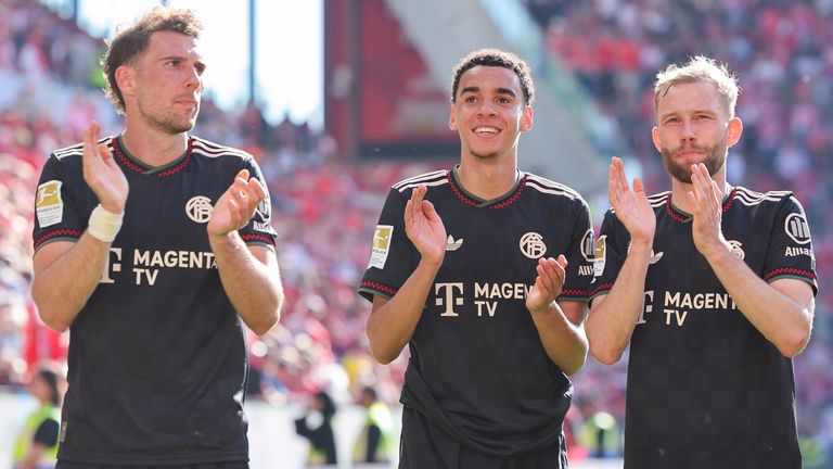 Leon Goretzka (l.) und die Bayern drehen in Mainz einen 0:3-Rückstand.